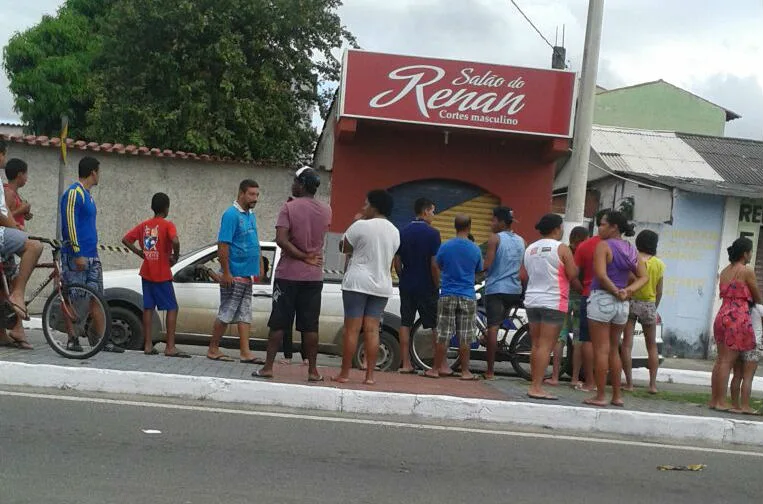 Rapaz é morto com mais de 20 tiros enquanto cortava o cabelo em salão na Serra