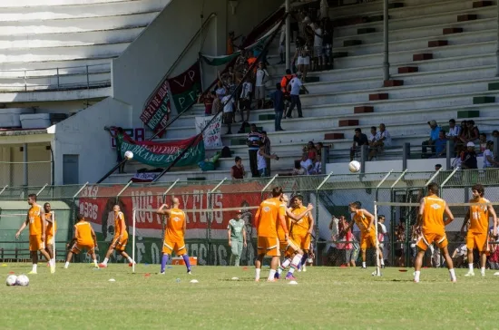 Fluminense tem clima leve e apoio da torcida antes de clássico