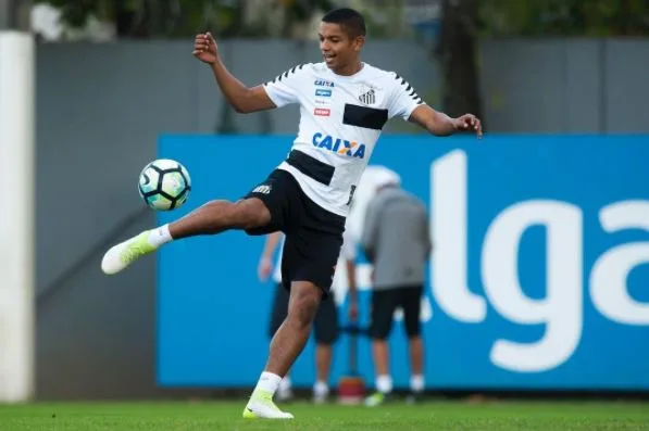 David Braz lamenta oscilação do Santos e sai em defesa de Jair Ventura