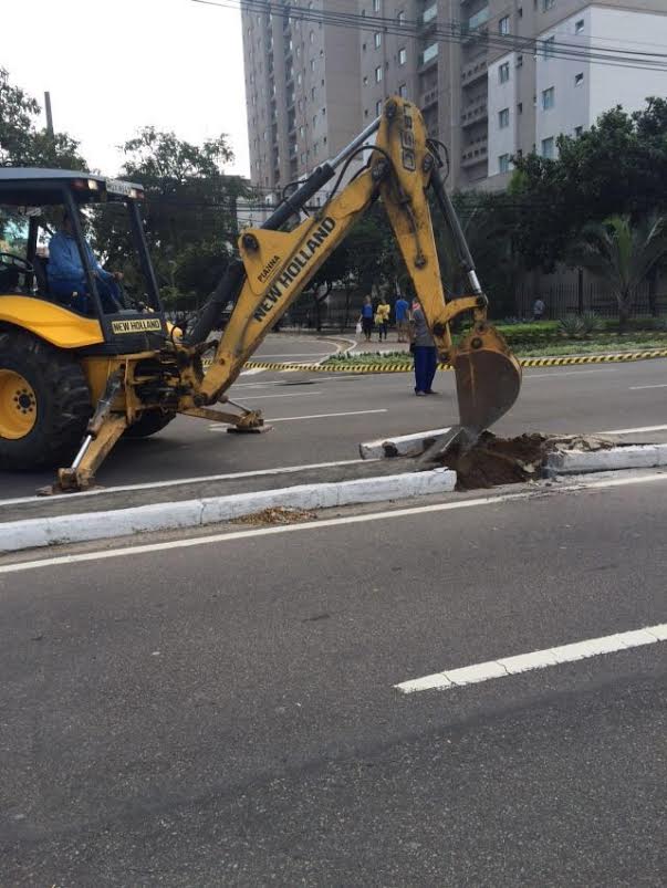 Canteiro é destruído para fazer desvio de veículos na Enseada do Suá