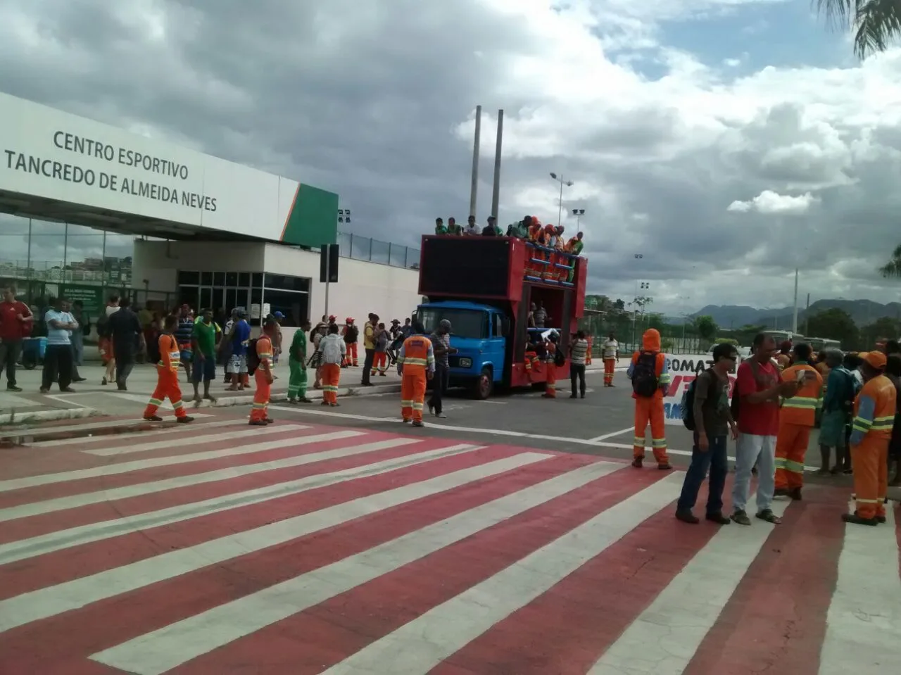 Garis em greve fazem protesto em Vitória. Confira como está o trânsito neste momento