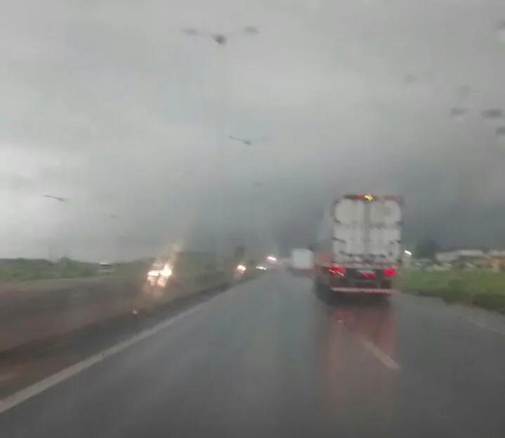 Frente fria chega ao Estado e deixa o tempo chuvoso na Grande Vitória