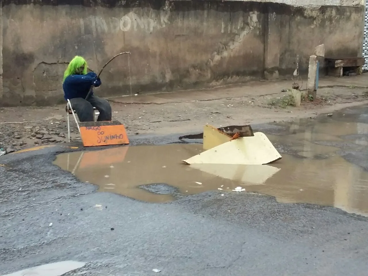 "Amigo do Juninho": Moradores fazem protesto bem humorado contra buracos em Cariacica