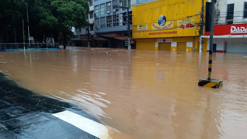 VÍDEO | Lojas inundadas pelo rio Itapemirim são saqueadas em Cachoeiro