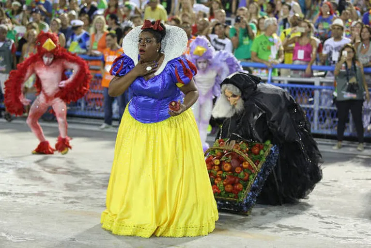 Com Cacau Protássio como Branca de Neve, União da Ilha brinca com padrões de beleza