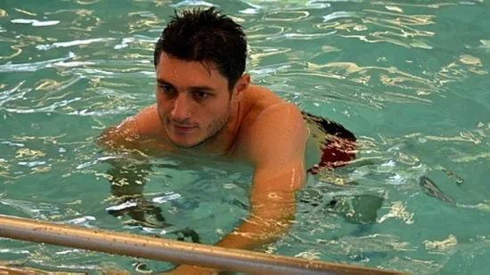 Dois meses após cirurgia, Denis inicia atividades na piscina no São Paulo