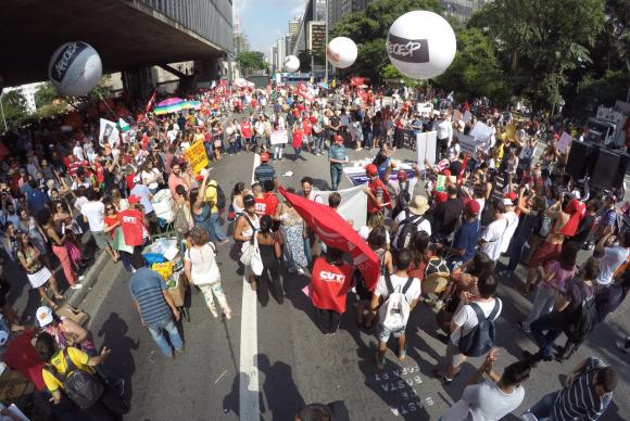 Manifestação pró-Dilma acontece em Vitória e em vários estados do país