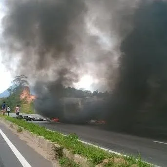 Após quase 3 horas de protesto, moradores liberam pistas na Rodovia do Contorno, em Cariacica