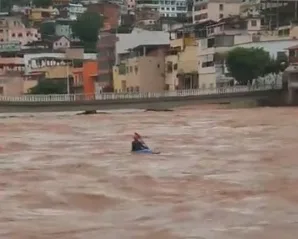 VÍDEO | Homem chama atenção ao descer o rio Itapemirim de canoa