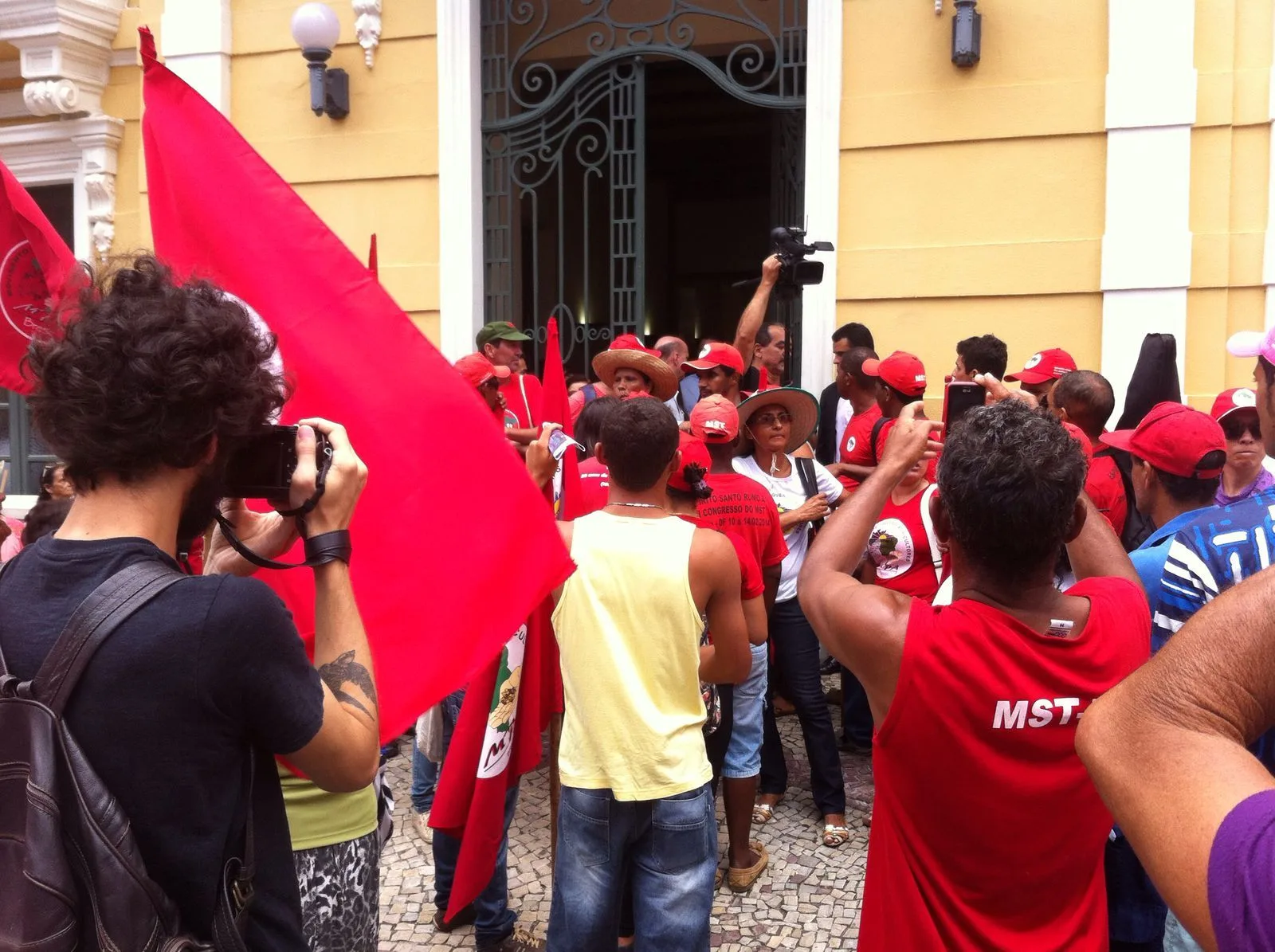 Governo repudia ocupação do Palácio Anchieta por manifestantes