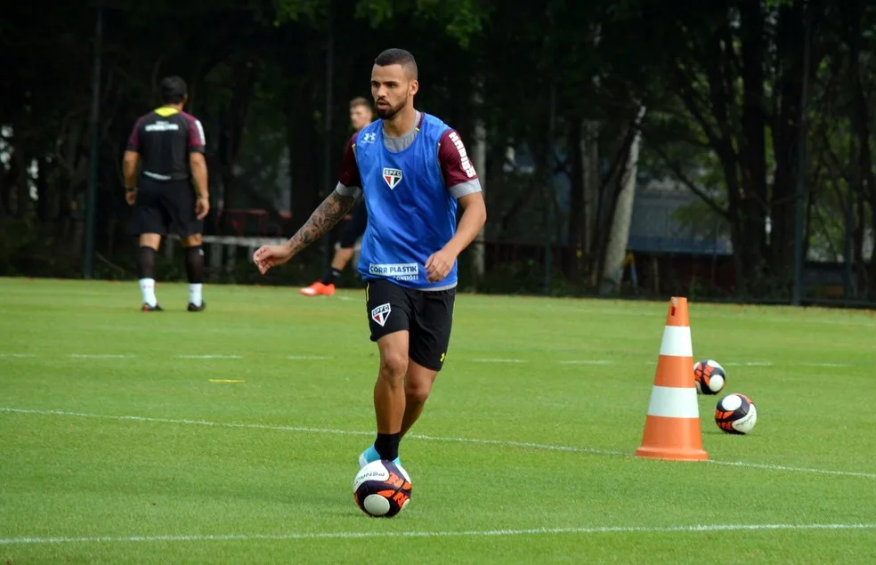 Zagueiro Lucão inclui cobrança por danos morais em processo contra o São Paulo