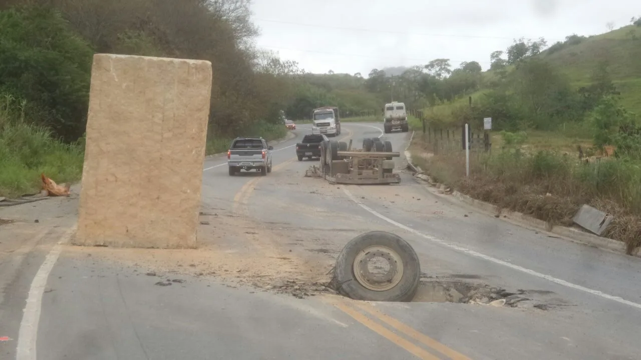 Bloco cai após caminhão tombar e pista fica interditada na Rodovia ES 164 em Cachoeiro