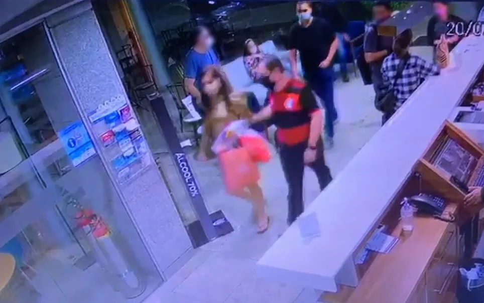 Vídeo mostra momento em que ex-capa da Playboy é abordada pela polícia em hotel de Vitória