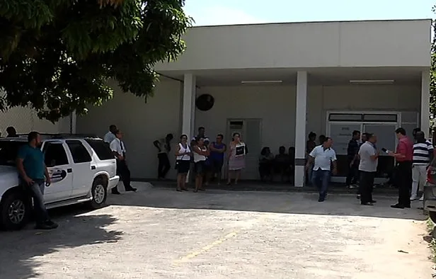 Familiares aguardam até 13 horas para liberação de corpos em Vitória