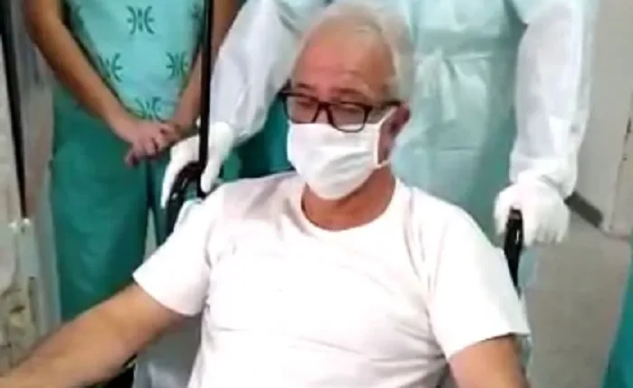 VÍDEO | Sob aplausos, homem recuperado da covid-19 deixa hospital no ES