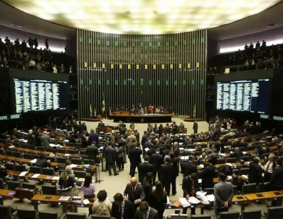 Sessão da Câmara para leitura de denúncia contra Temer é adiada para dia 25