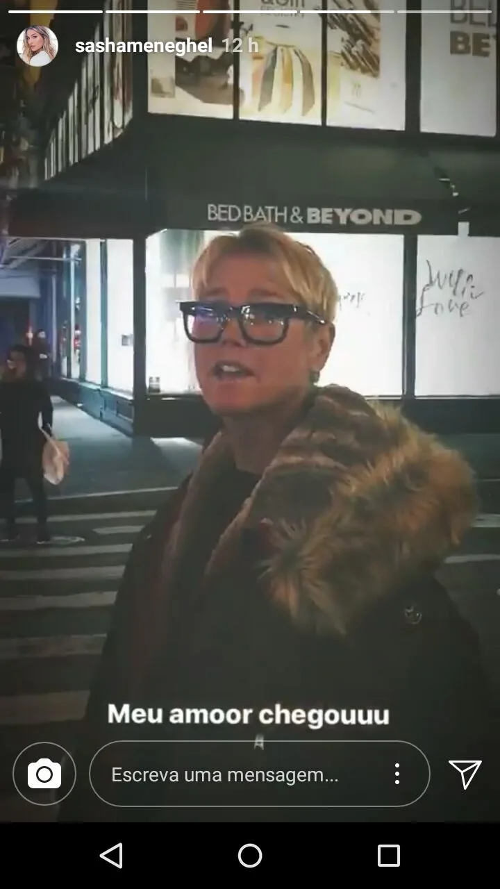 Em Nova York, Sasha recebe visita de Xuxa com beijos e declarações