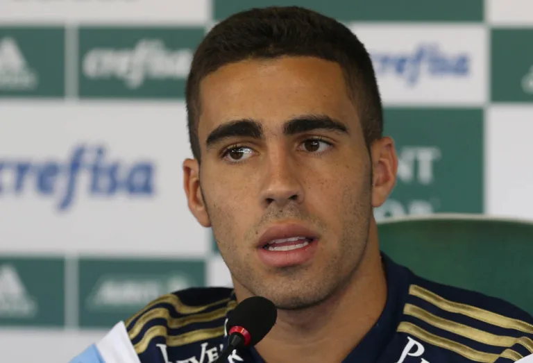 O jogador Gabriel, da SE Palmeiras, concede entrevista coletiva antes do treinamento na Academia de Futebol, no bairro da Barra Funda. São Paulo/SP, Brasil – 17/03/2015. Foto: Cesar Greco / Fotoarena