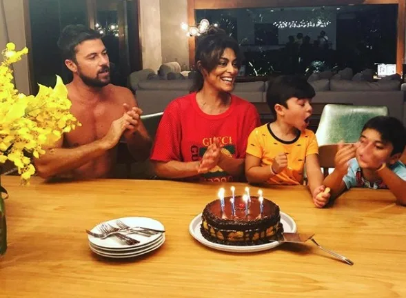 Juliana Paes comemora aniversário em clima íntimo, ao lado de marido e filhos