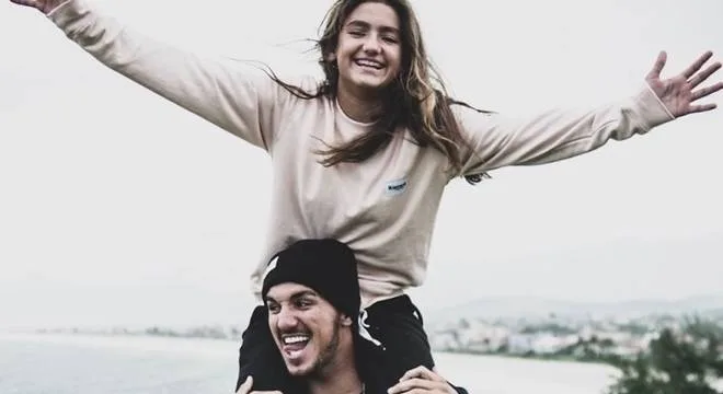 Aos 13 anos, Sophia segue os passos do irmão Gabriel Medina no surfe