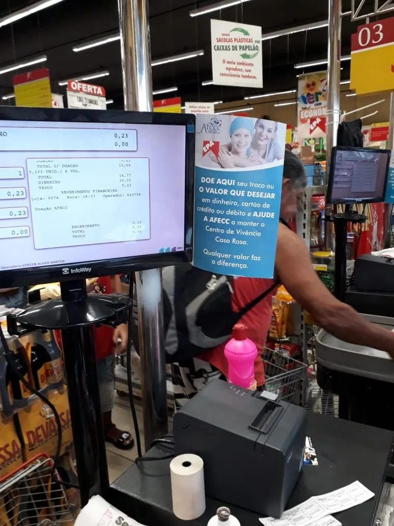 Campanha em supermercado de Guarapari incentiva doação para a Afecc