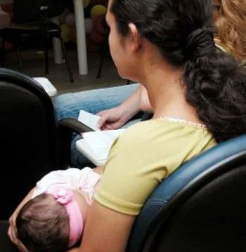 Mulher sentada segurando um bebê