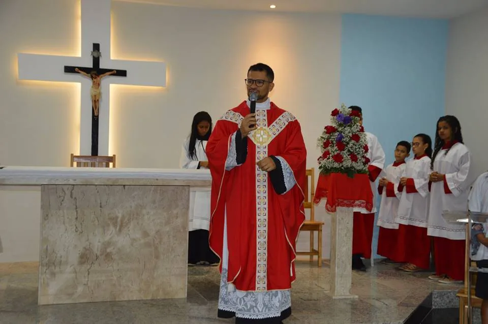 Padre tem carro roubado a caminho de missa em Pinheiros