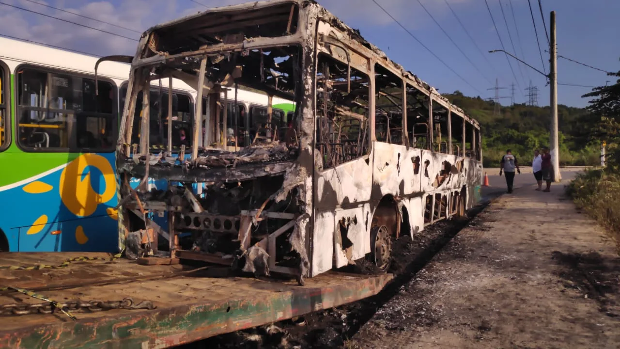 Em bilhete deixado em ônibus incendiado, criminosos reclamam de comida estragada em presídio