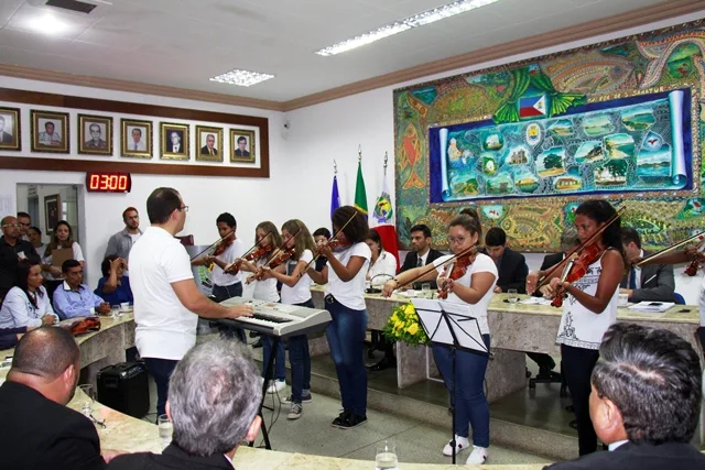 Projeto leva curso gratuito de violino a adolescentes de Guarapari