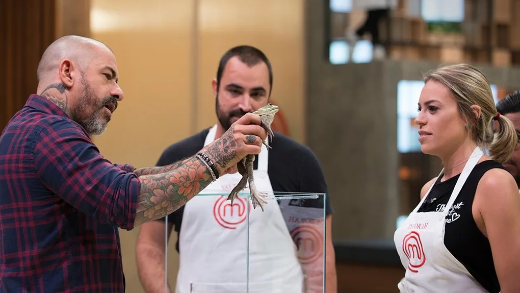 Participantes engolem sapos e preparam rãs na Prova de Eliminação do MasterChef