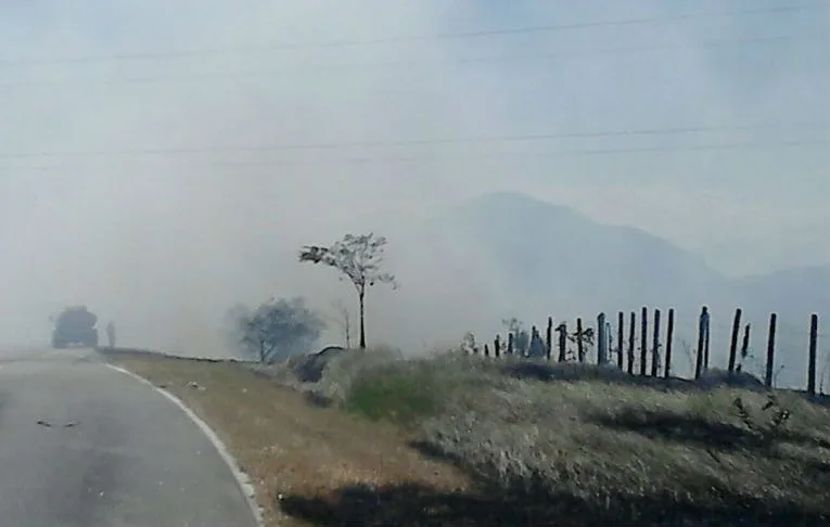 Fumaça de incêndio atrapalha visibilidade de motoristas que trafegam pela Rodovia do Sol