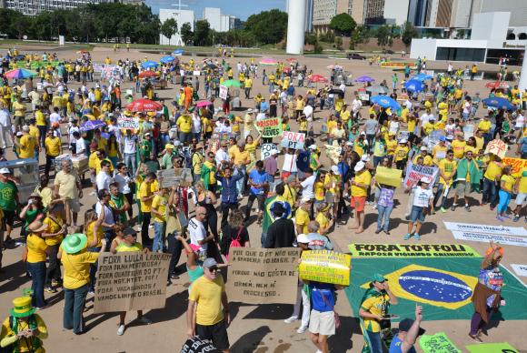 Manifestantes vão às ruas do país e fora do Brasil contra Dilma