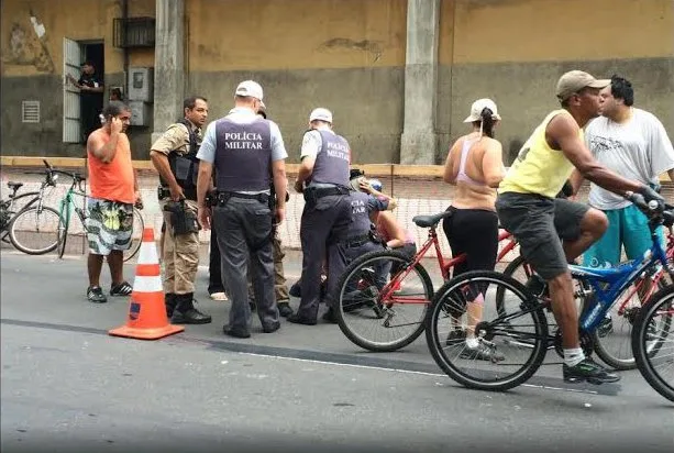 Ciclista fica ferido após acidente em ciclofaixa no Centro de Vitória