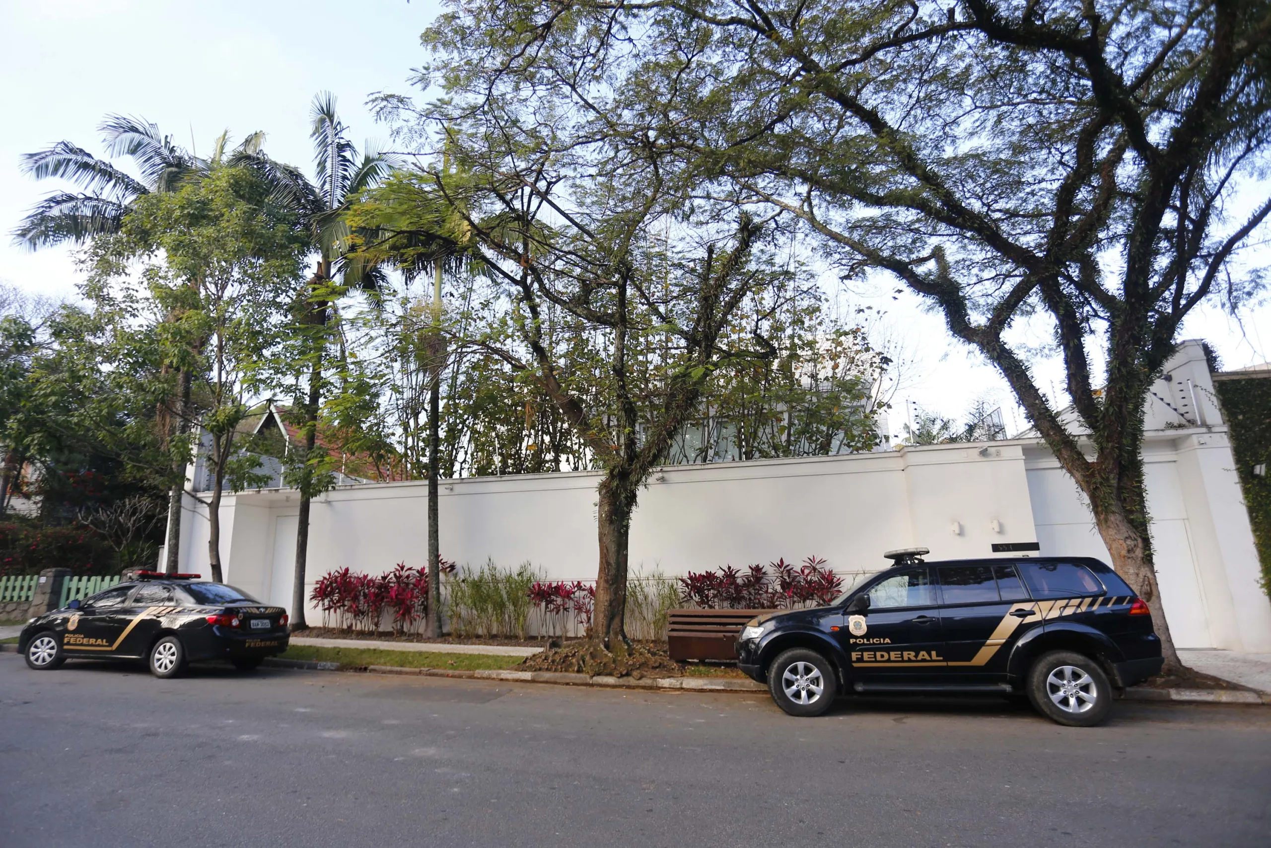 SP – OPERAÇÃO LAVA JATO/CASA JOESLEY BATISTA  JBS – GERAL – Viaturas da Polícia Federal em frente à casa do empresário Joesley Batista, presidente do Conselho de Administração da JBS Friboi, na rua França, Zona Oeste de São Paulo (SP), na manhã desta sexta-feira (1), durante nova fase da Operação Lava Jato. Os mandados […]