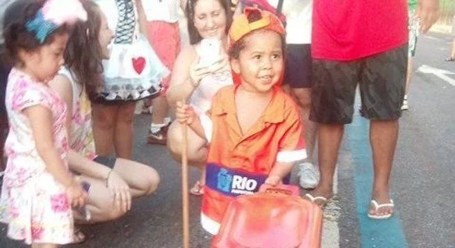 Foto de encontro entre gari e criança fantasiada de gari viraliza nas redes