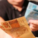 Aposentados e beneficiários do INSS que recebem até um salário mínimo começam a receber hoje a antecipação do 13º. Crédito: USP Imagens