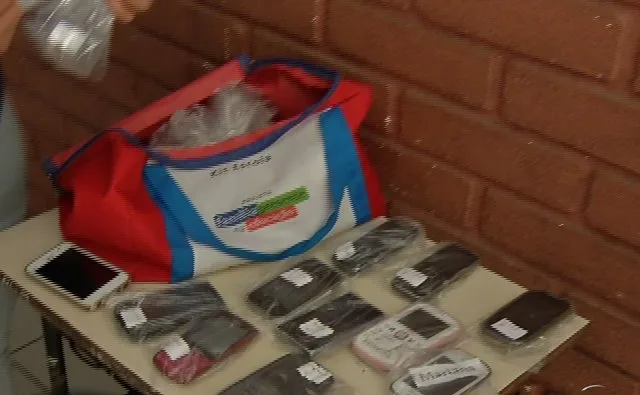 Escola pública de Vitória "confisca" celulares de alunos na sala de aula