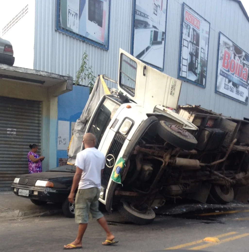 Caminhão carregado de entulho tomba em cima de carro em avenida de Vitória