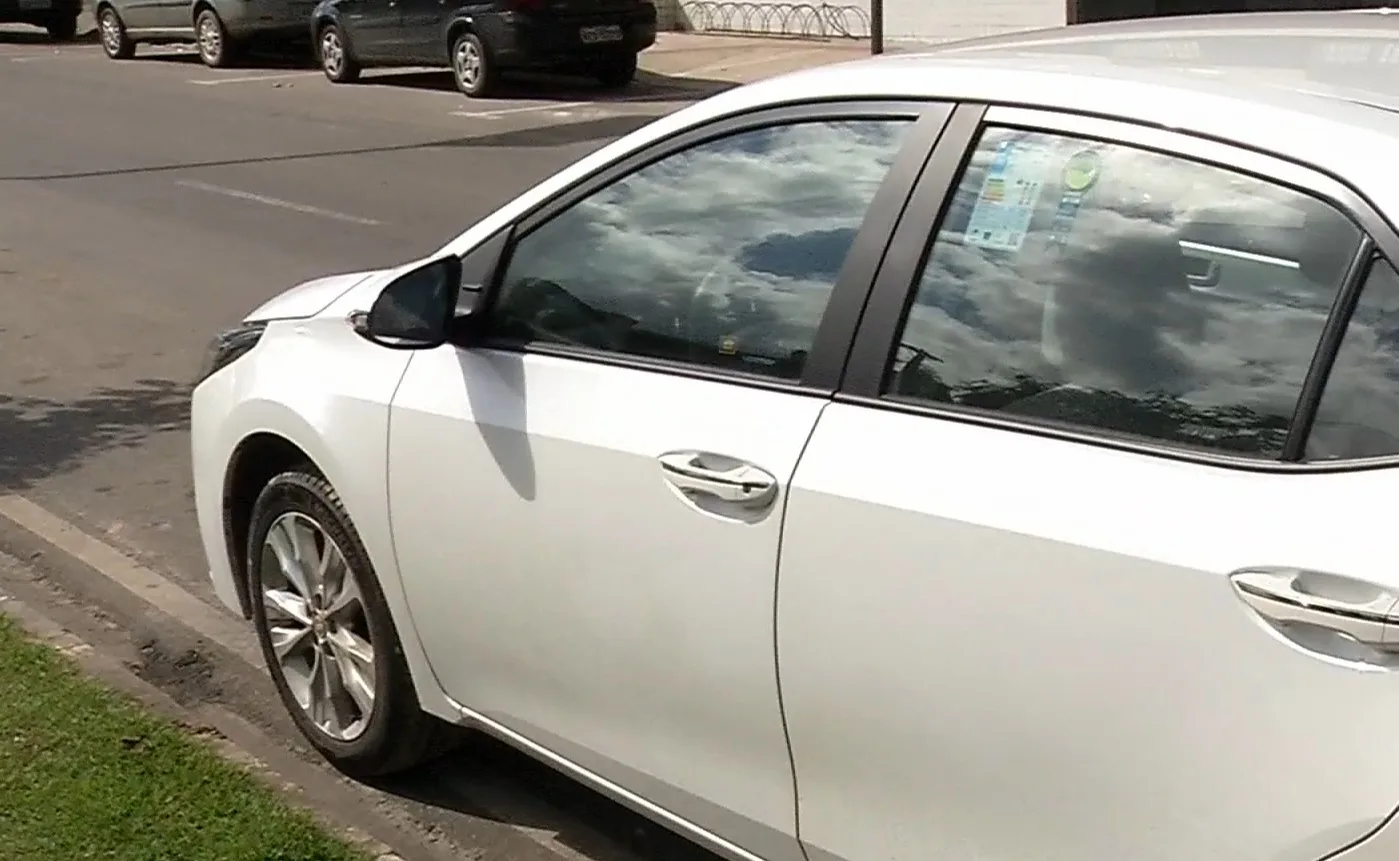 Dois carros são roubados e abandonados na mesma rua em Cariacica