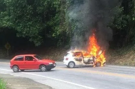 Assalto a carro forte acaba em tiroteio e fecha rodovia por duas horas em Angra dos Reis