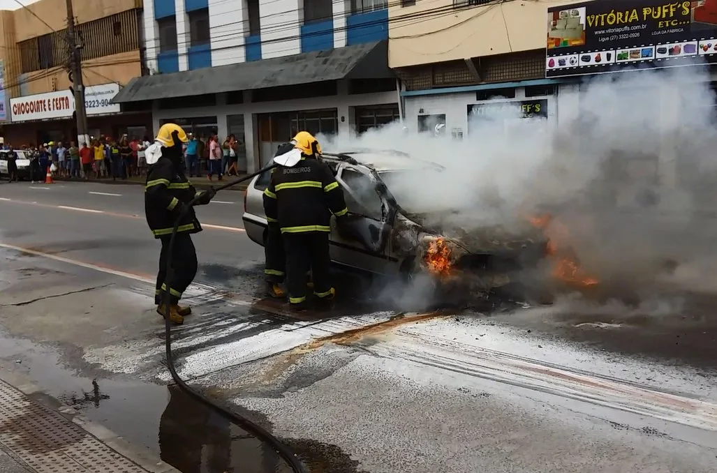 Carro pega fogo na Vila Rubim e trânsito fica congestionado