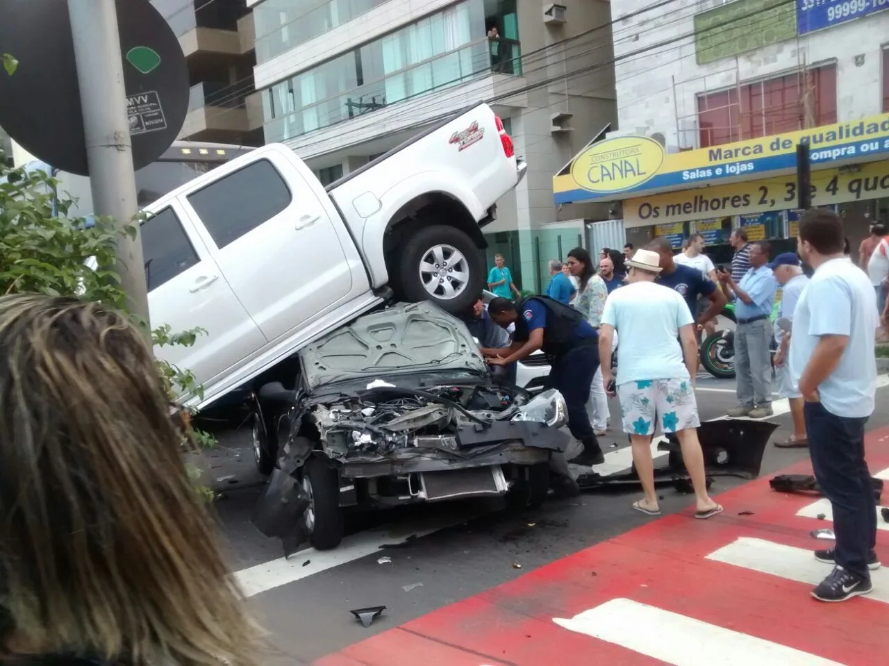 Caminhonete vai parar em cima de carro e acidente deixa um ferido na Praia da Costa