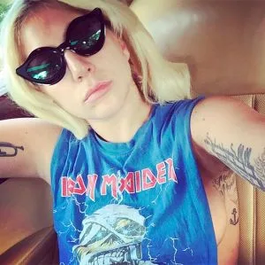 Lady Gaga se distrai e acaba mostrando mais do que devia em selfie