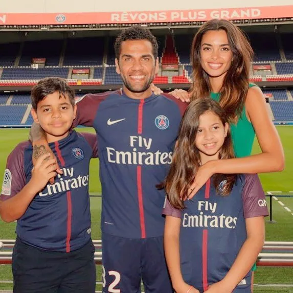 Apresentado no PSG, Daniel Alves admite desafio de conquistar Liga dos Campeões