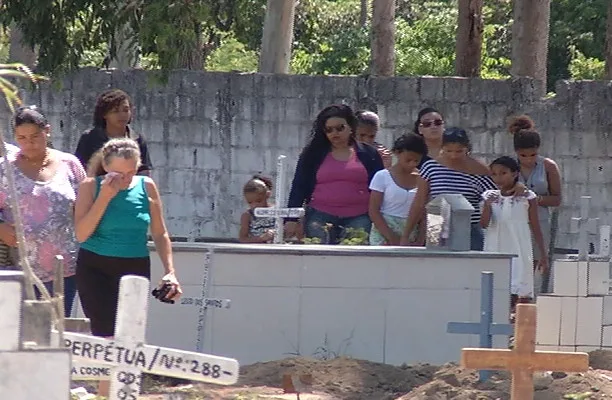 Depoimento de filha emociona durante enterro de mulher atropelada em garagem em VV