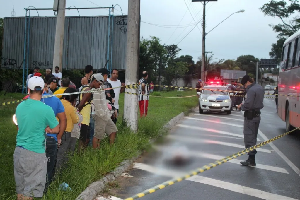 Suspeito morre, mulher e policial militar ficam feridos durante assalto a ônibus em Guarapari