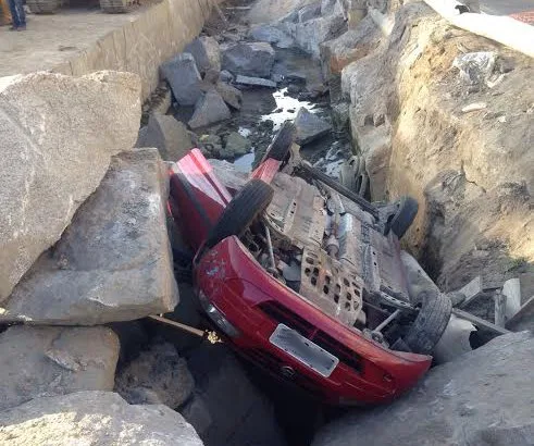 Carro despenca em buraco de obra em avenida de Vitória