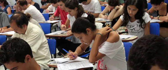 SP – FUVEST/2ª FASE – GERAL – Candidatos no terceiro dia de provas da segunda fase do vestibular do Fuvest, realizada no campus Villa Lobos da Universidade de Mogi das Cruzes (UMC), na zona oeste de São Paulo, nesta terça-feira 07/01/2014 – Foto: ROBSON FERNANDJES/ESTADÃO CONTEÚDO