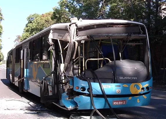 Acidente entre ônibus do Transcol e caminhão deixa 12 pessoas feridas na Serra