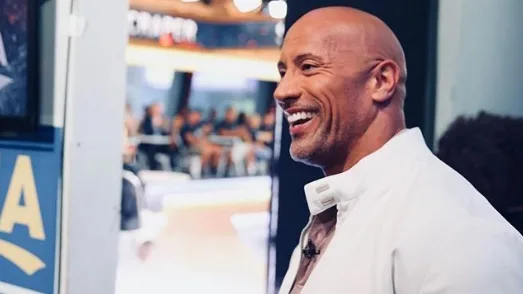 The Rock presenteia seu dublê, com quem trabalha há 17 anos com carro: 'Um irmão'